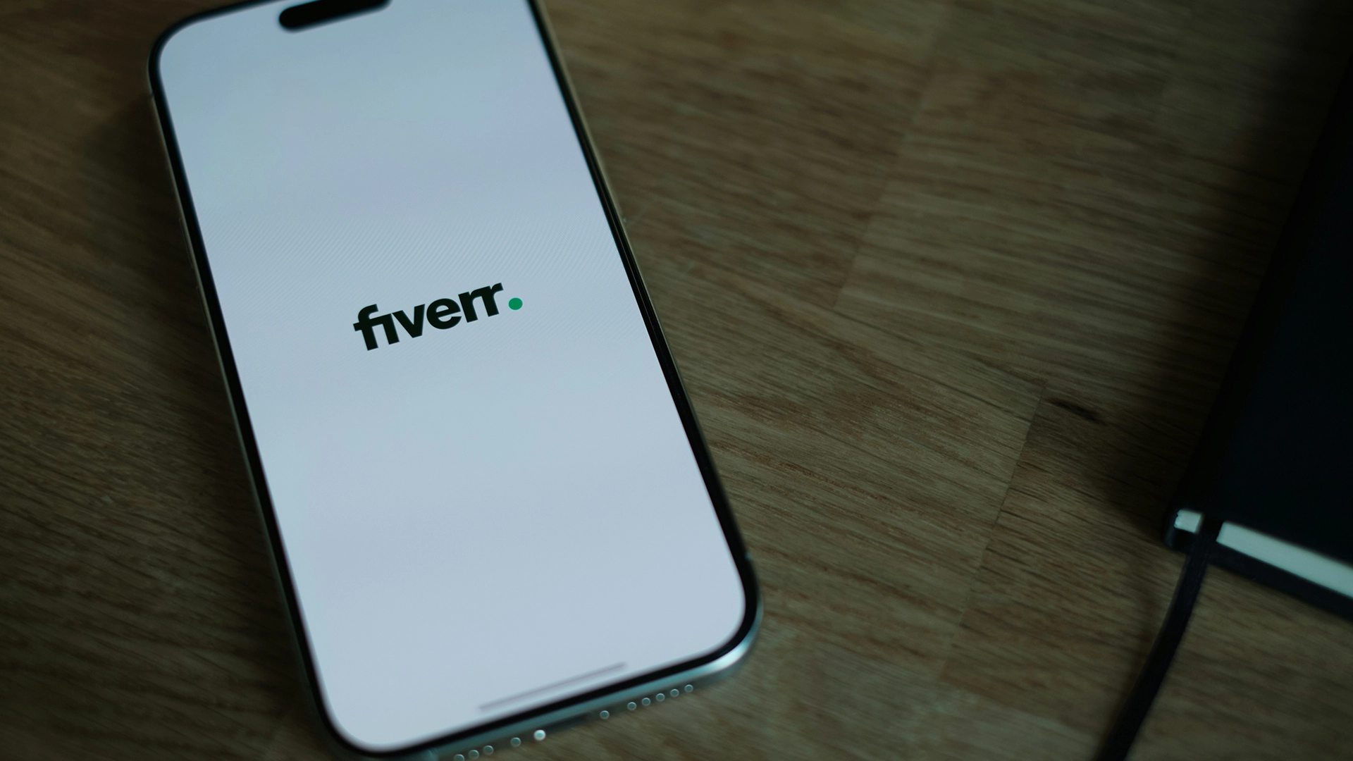 Fiverr преминава към AI структура и уволнява 30% от персонала